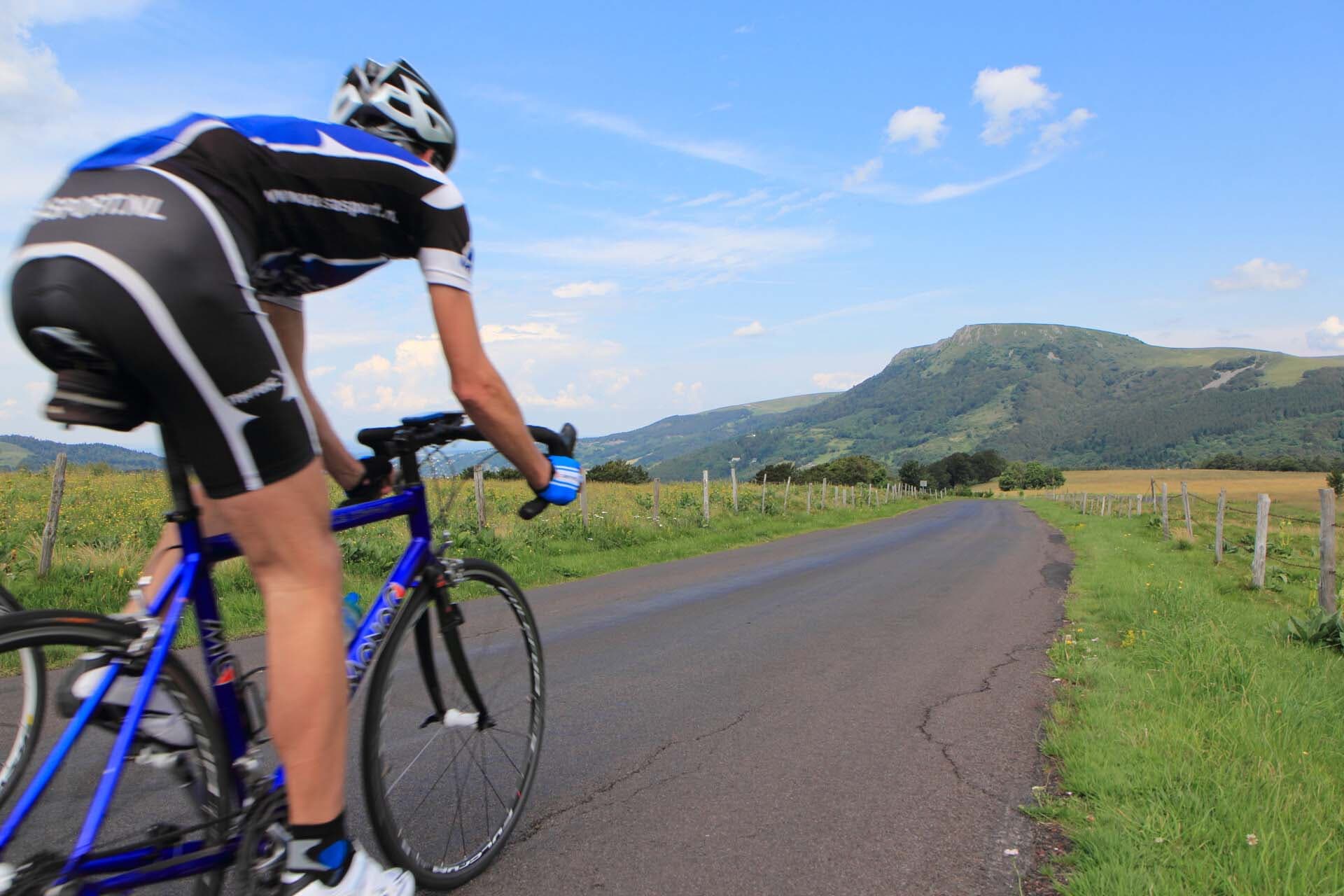 Montée cyclo au Col de la Croix Saint-Robert dans le massif du Sancy Montée cyclo au Col de la Croix Saint-Robert dans le massif du Sancy